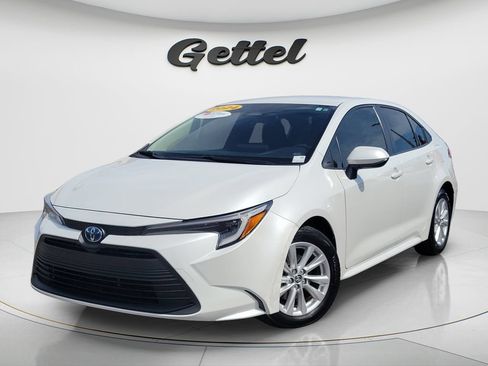 Used 2024 Toyota Corolla LE w/ LE Convenience Package FWD image 1