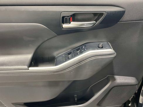 Used 2022 Toyota Highlander XLE AWD/4WD image 19