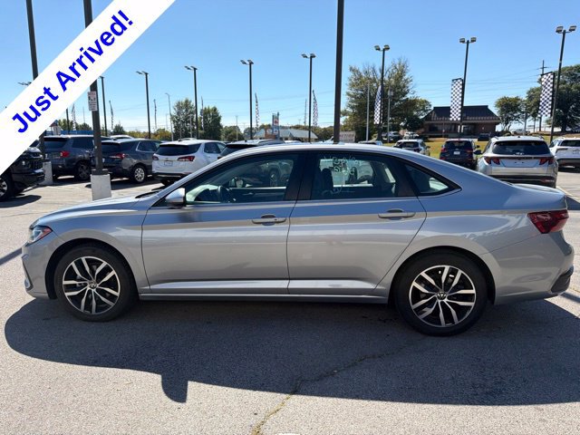 Used 2025 Volkswagen Jetta SE FWD image 6