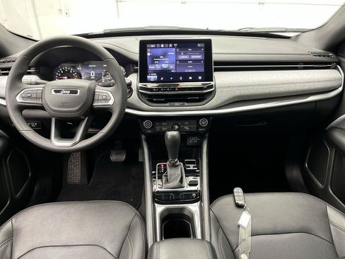 Used 2023 Jeep Compass Latitude AWD/4WD image 4