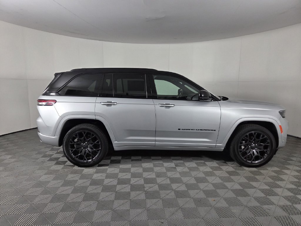 Used 2025 Jeep Grand Cherokee Summit w/ Obsidian Package AWD/4WD image 5