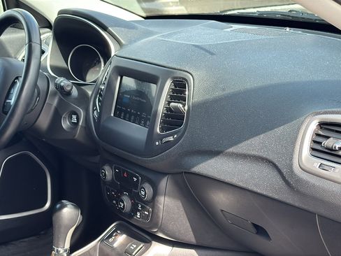 Used 2019 Jeep Compass Latitude image 28