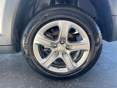 Used 2024 Jeep Compass Latitude image 11