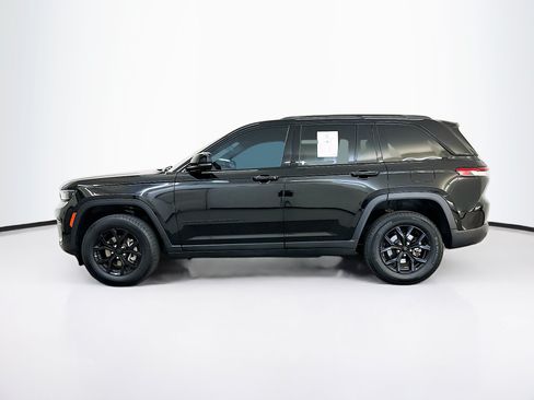 Used 2025 Jeep Grand Cherokee Altitude AWD/4WD image 4