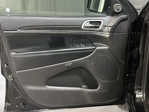 Used 2019 Jeep Grand Cherokee Limited AWD/4WD image 9