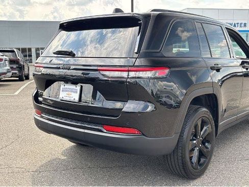 Used 2024 Jeep Grand Cherokee Altitude AWD/4WD image 10