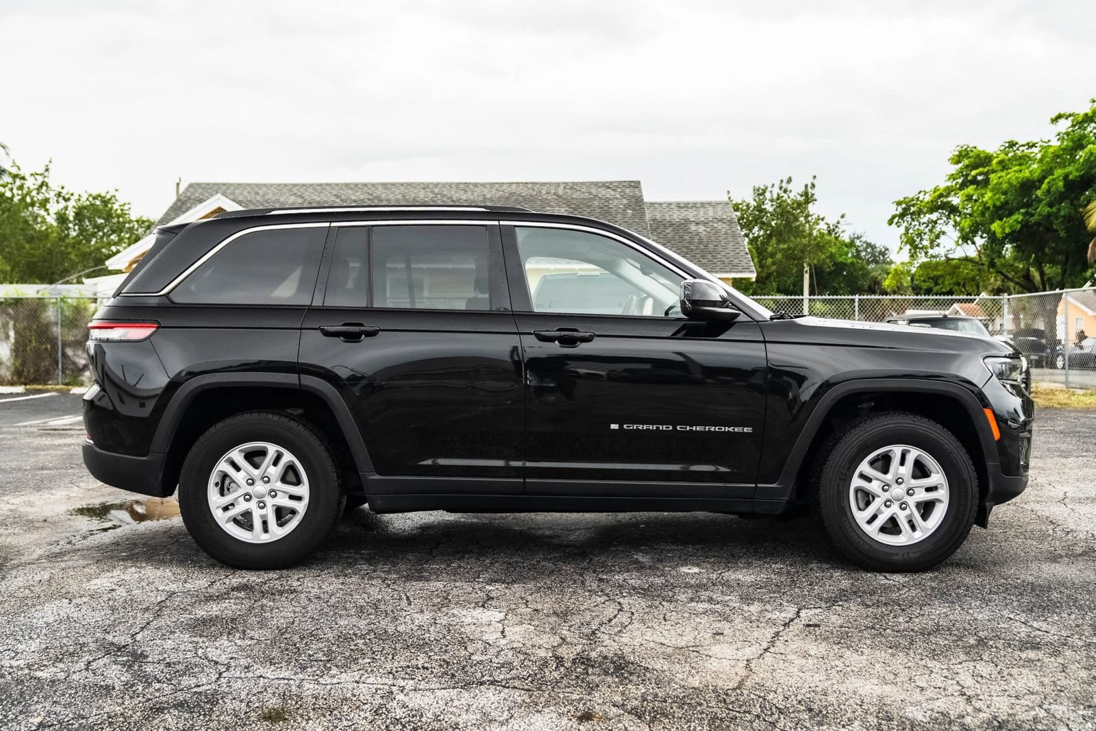 Used 2023 Jeep Grand Cherokee Laredo w/ Trailer Tow Prep Group (B) AWD/4WD image 4