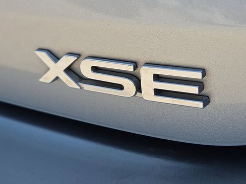 Used 2021 Toyota Highlander XSE FWD image 8