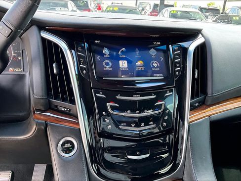 Used 2015 Cadillac Escalade Luxury AWD/4WD image 13