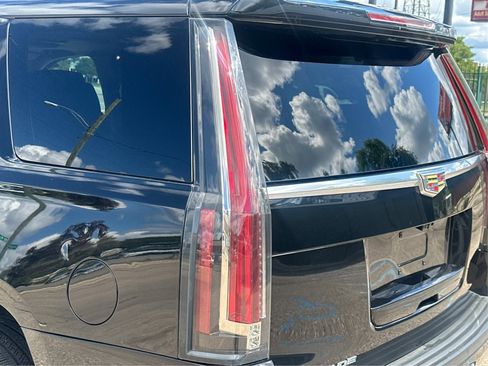 Used 2018 Cadillac Escalade Luxury image 32