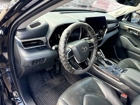 Used 2023 Toyota Highlander XLE image 10