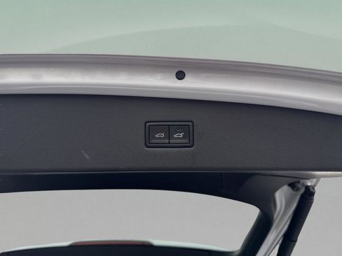 Used 2018 Volkswagen Tiguan SEL Premium w/ R-Line Package image 27