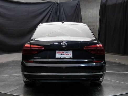 Used 2018 Volkswagen Passat 2.0T R-Line image 11