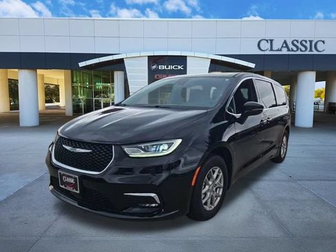 Used 2025 Chrysler Pacifica Select FWD image 3