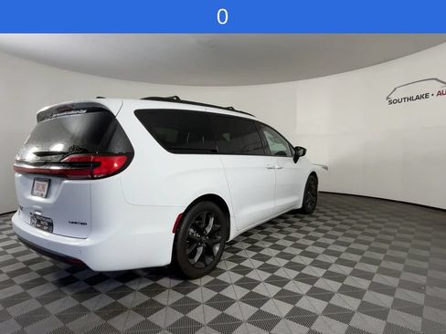 Used 2025 Chrysler Pacifica Limited FWD image 8