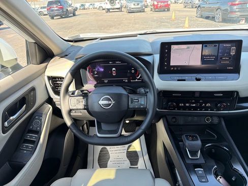 Used 2025 Nissan Rogue SL w/ SL Premium Package image 15