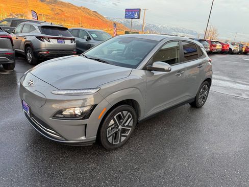 Used 2023 Hyundai Kona SE image 2