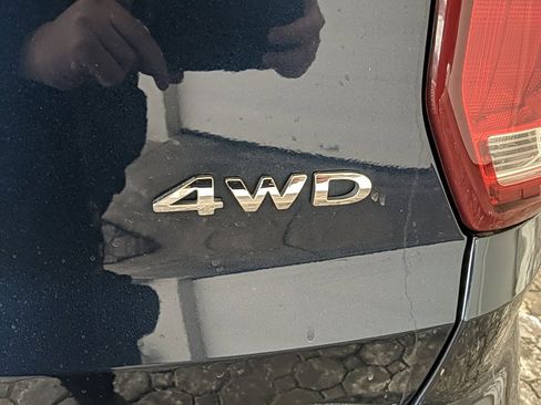 Used 2017 Ford Explorer XLT w/ Equipment Group 202A image 8