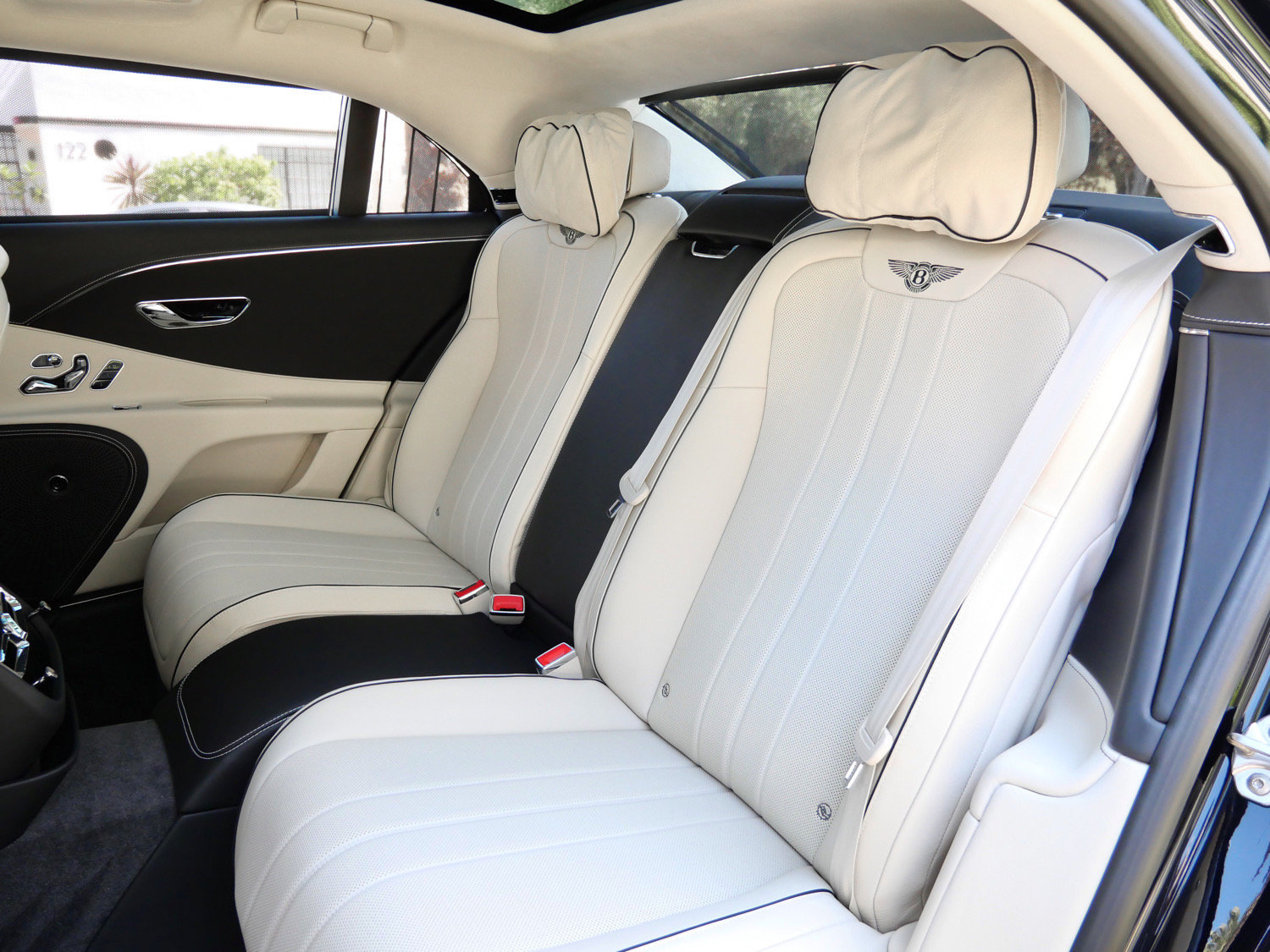 Used 2023 Bentley Flying Spur Plug-In Hybrid AWD/4WD image 24