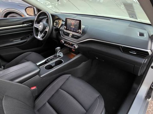 Used 2022 Nissan Altima 2.5 SV image 9