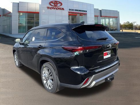 New 2025 Toyota Highlander Platinum image 6