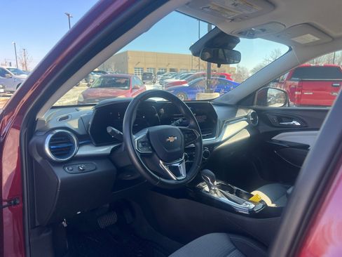 Used 2025 Chevrolet Trax LT w/ Driver Confidence Package image 19
