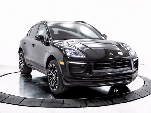 Certified 2025 Porsche Macan image 9