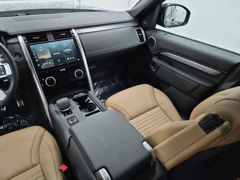 Used 2024 Land Rover Discovery Dynamic SE image 13
