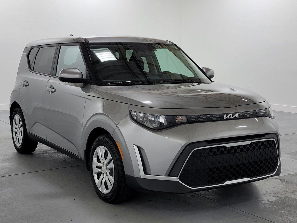 Used 2023 Kia Soul LX FWD image 2