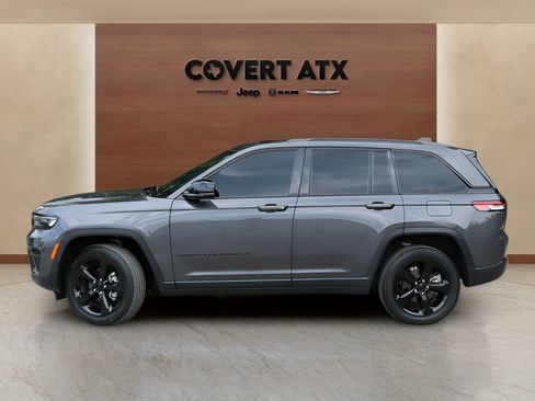 Used 2023 Jeep Grand Cherokee Altitude AWD/4WD image 2
