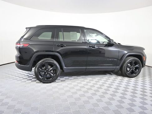 Used 2023 Jeep Grand Cherokee Altitude AWD/4WD image 7