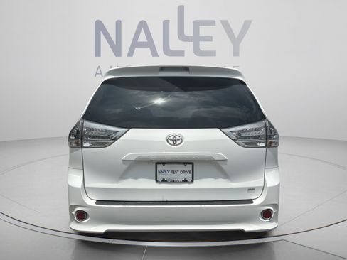 Used 2011 Toyota Sienna SE w/ Preferred Pkg FWD image 4