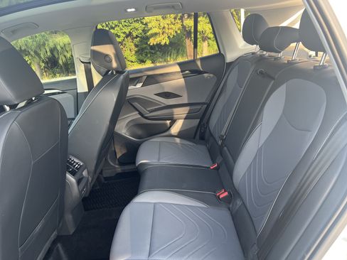 Used 2025 Volkswagen Tiguan SE w/ Panoramic Sunroof Package FWD image 28