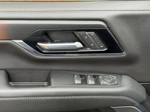 Used 2025 GMC Yukon XL Denali RWD image 30