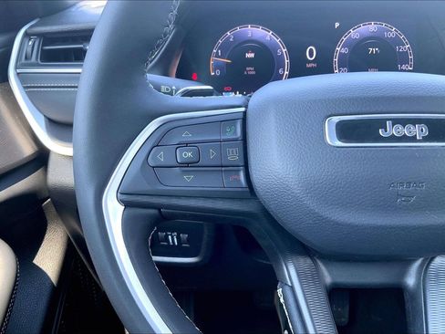 Certified 2025 Jeep Grand Cherokee Altitude AWD/4WD image 23