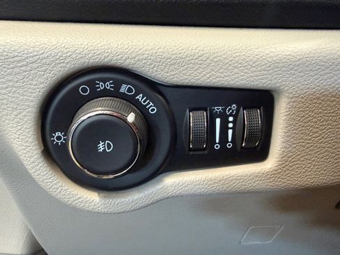 Used 2023 Chrysler Pacifica Touring-L FWD image 28