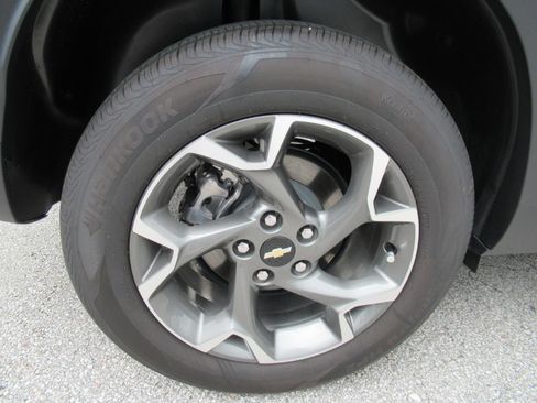 Used 2025 Chevrolet Trax LT w/ Sunroof Package FWD image 8