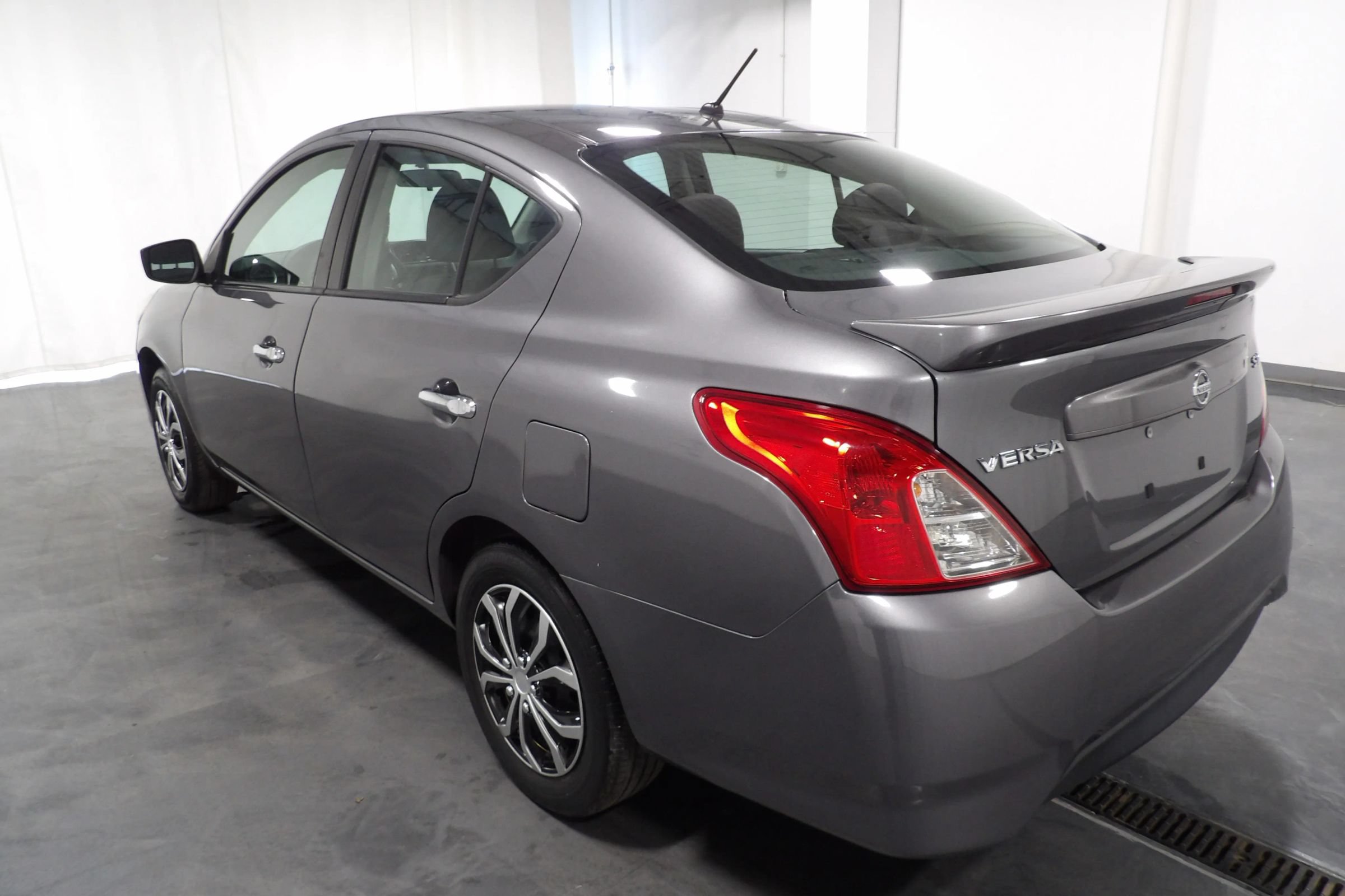 Used 2018 Nissan Versa SV FWD image 5