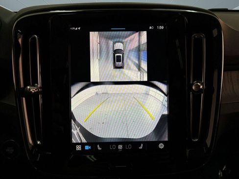 Used 2025 Volvo XC40 B5 Plus image 29