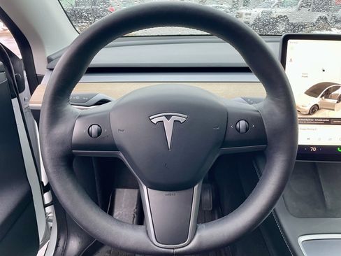 Used 2022 Tesla Model Y Long Range image 21