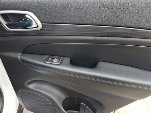 Used 2021 Jeep Grand Cherokee Laredo image 14