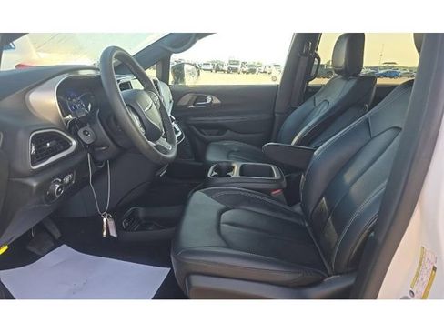 Used 2025 Chrysler Pacifica Select FWD image 5