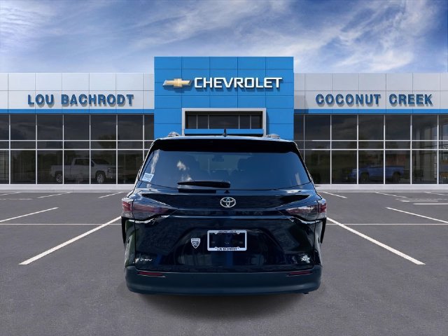 Used 2026 Toyota Sienna XLE FWD image 7