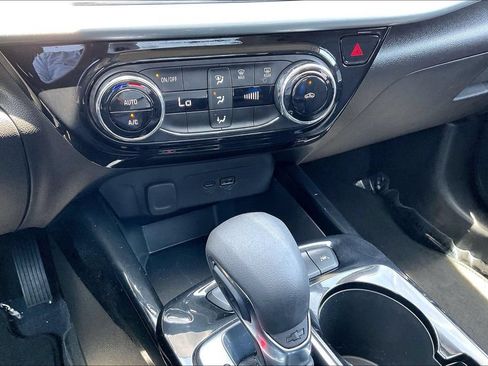 Used 2025 Chevrolet Trax LT FWD image 17