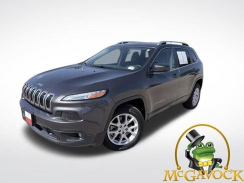 Used 2018 Jeep Cherokee Latitude Plus w/ Comfort/Convenience Group FWD image 1