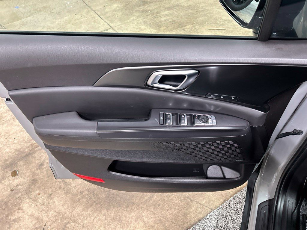 Certified 2025 Kia Carnival SX Prestige FWD image 14