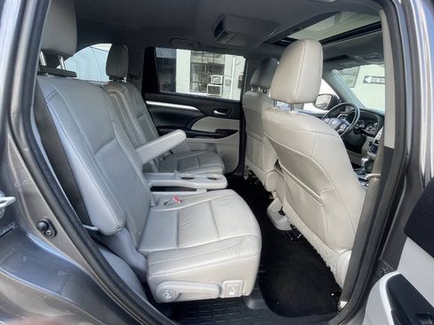Used 2014 Toyota Highlander XLE AWD/4WD image 25