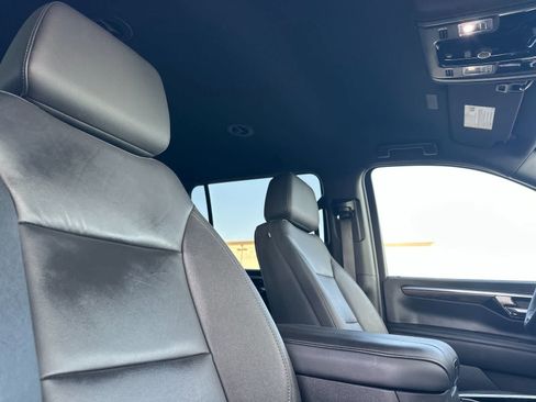 Used 2026 Chevrolet Suburban Z71 AWD/4WD image 19