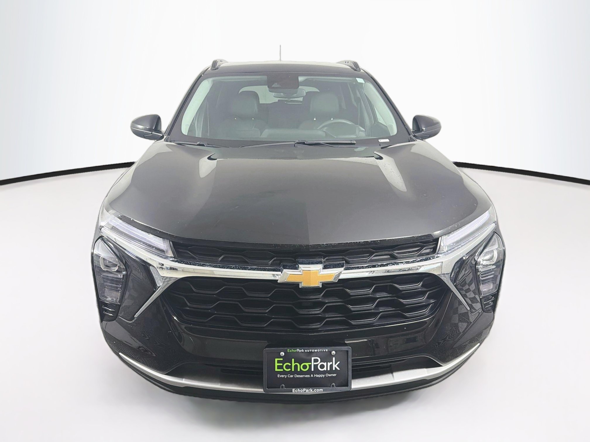 Used 2025 Chevrolet Trax LT FWD image 2