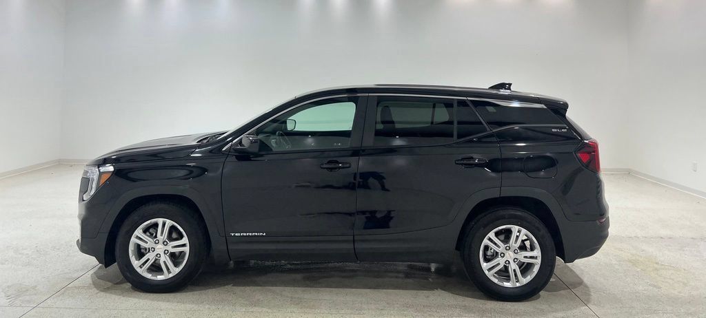 Used 2024 GMC Terrain SLE FWD image 2